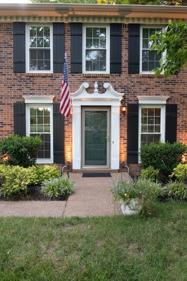 view of front of property with a front yard