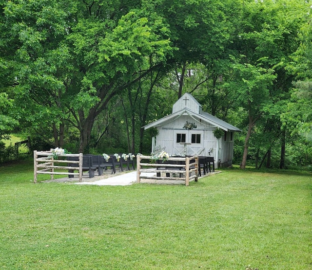 view of yard with an outdoor structure