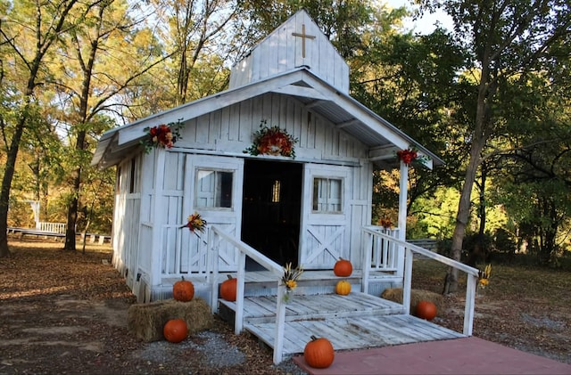 view of outdoor structure