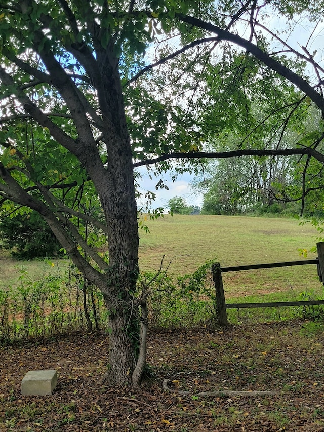 view of yard featuring a rural view