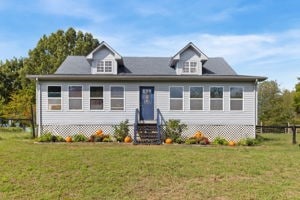 view of front of property with a front yard