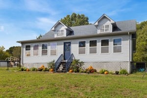 view of front facade featuring a front lawn