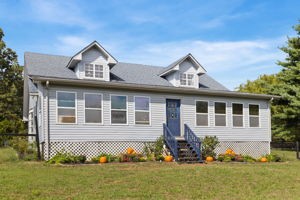 view of front of home with a front lawn