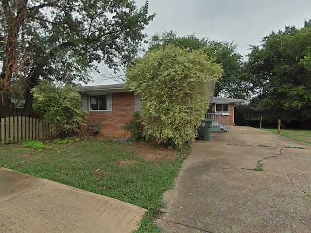 view of front of house featuring a front yard