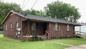 view of front of house with a front lawn