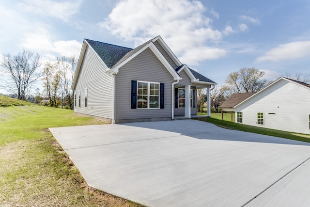 view of front of house featuring a front yard