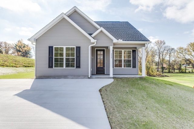 view of front of property featuring a front yard