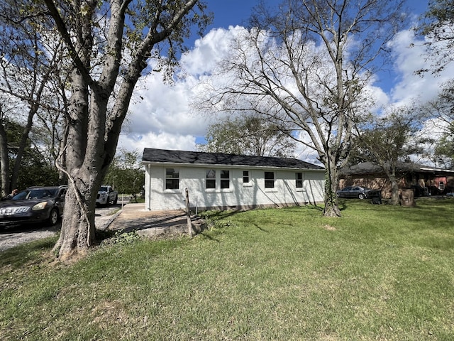 view of front of house featuring a front lawn