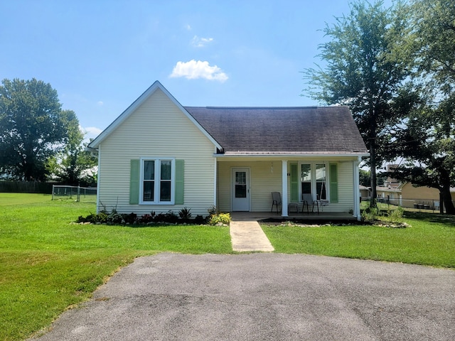 view of front of property featuring covered porch and a front yard