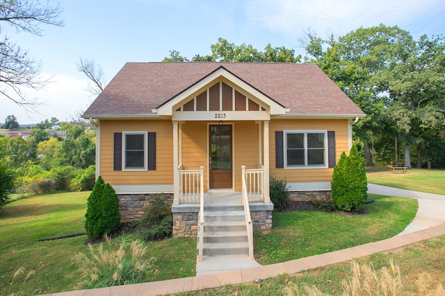 view of front of property featuring a front yard and a porch