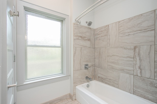 bathroom with tiled shower / bath combo