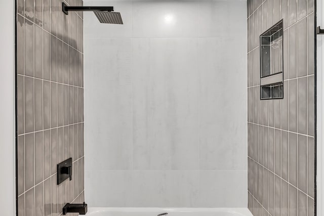 bathroom with tiled shower / bath combo