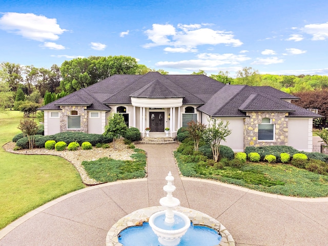 view of front of property featuring a front yard