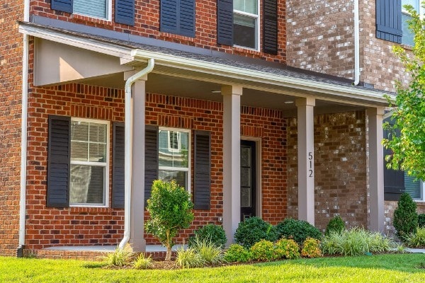 property entrance featuring a porch