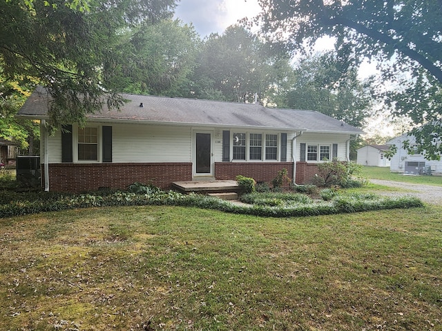 single story home with a front yard