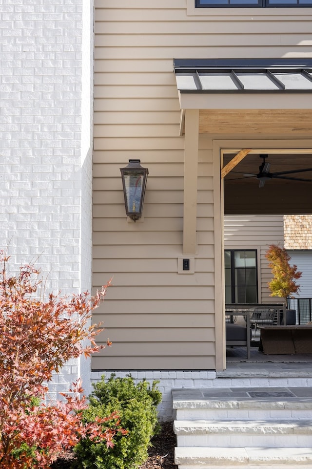 property entrance featuring ceiling fan