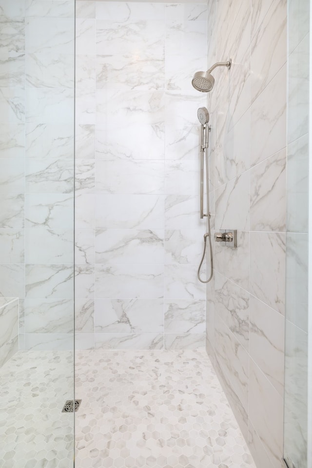 bathroom featuring a tile shower