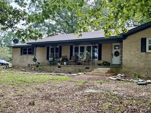 single story home with covered porch