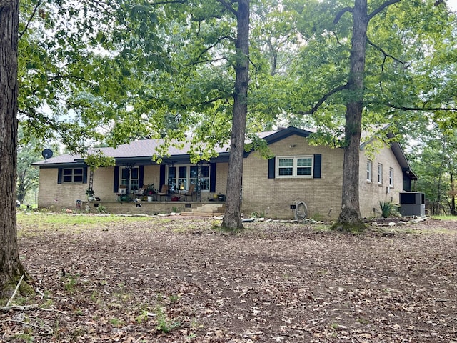 single story home featuring a porch