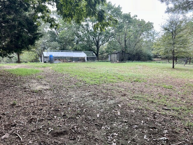 view of yard featuring an outbuilding