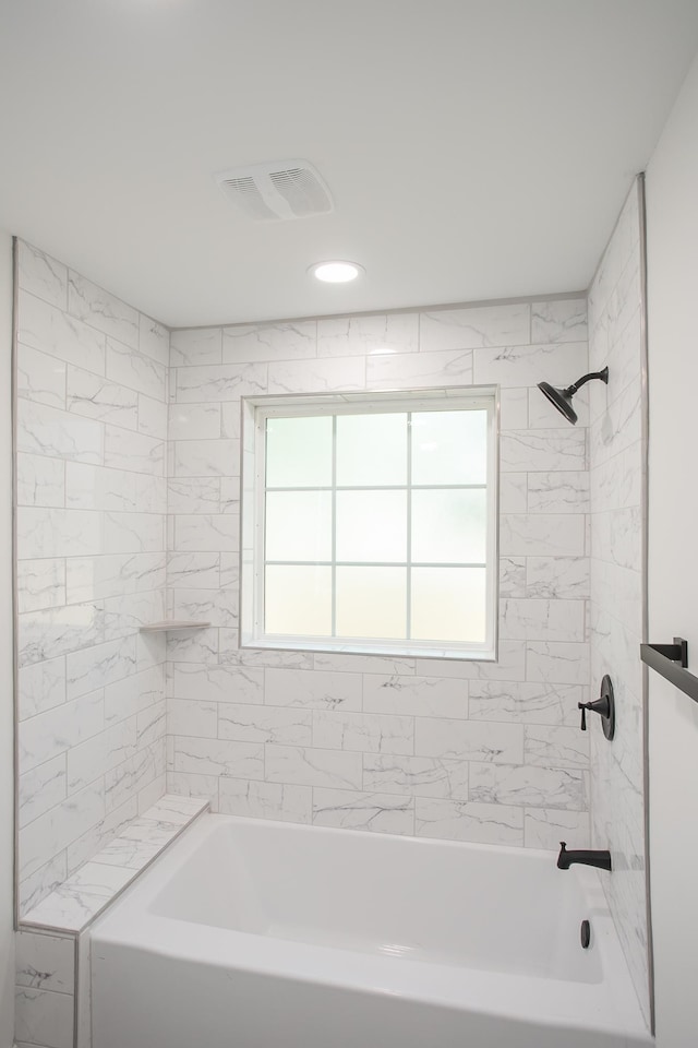 bathroom featuring tiled shower / bath