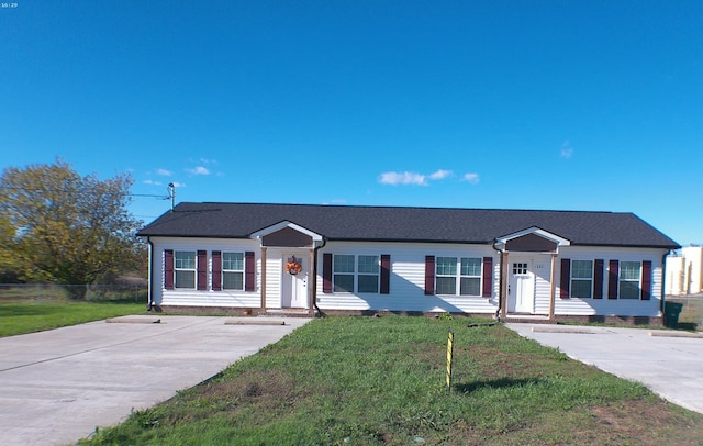 ranch-style home featuring a front lawn