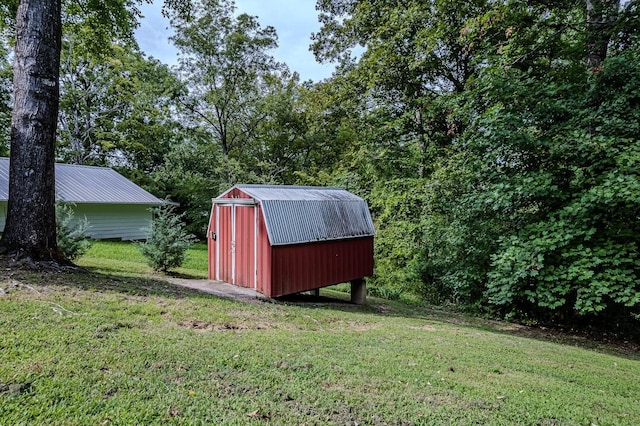 view of yard featuring a storage shed