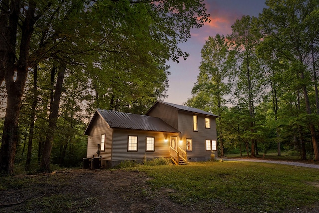 view of front of property with a yard