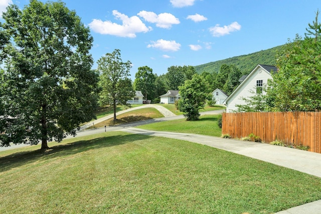 view of yard featuring a mountain view