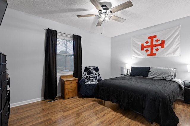 bedroom featuring ceiling fan, a textured ceiling, and hardwood / wood-style floors