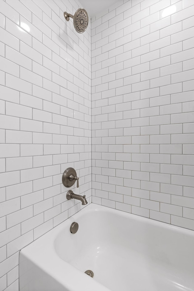 bathroom featuring tiled shower / bath combo