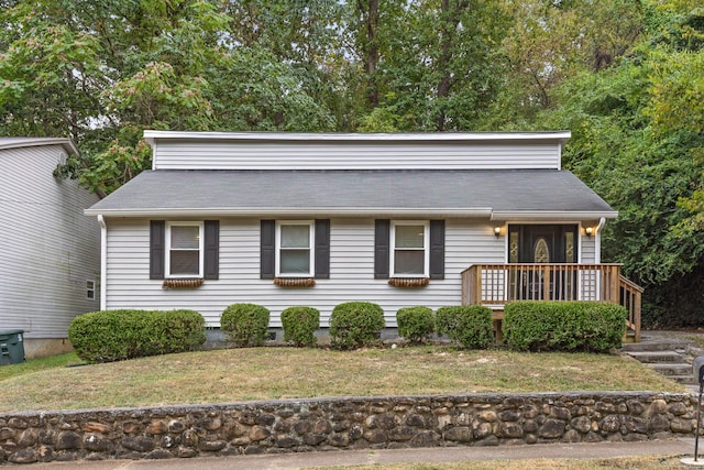 view of front facade with a front yard