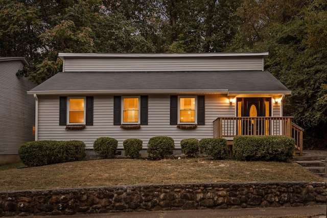 view of front of home featuring a front lawn