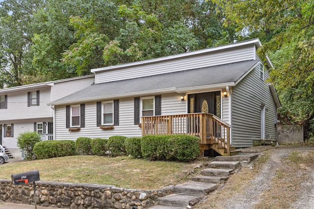 view of front facade with a front yard