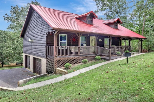 view of front of property featuring a front lawn, a porch, and a garage