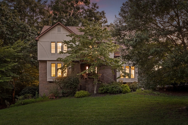 view of front of house featuring a lawn