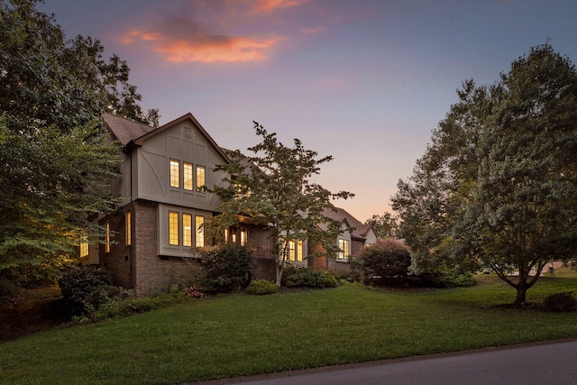 view of front of house featuring a lawn