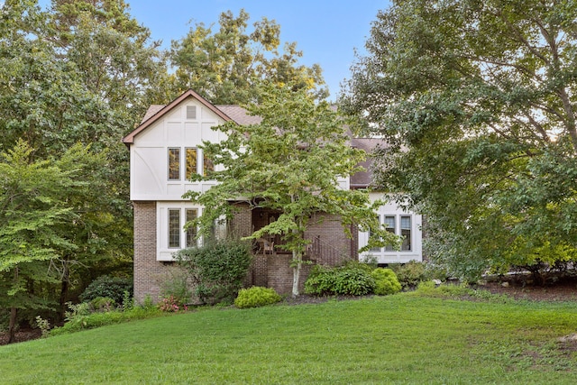 view of front facade featuring a front yard