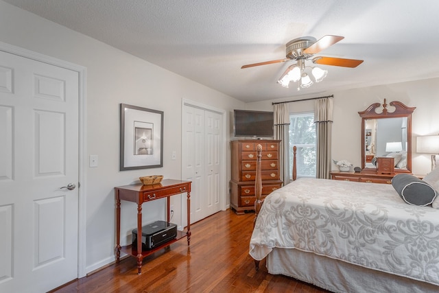 bedroom featuring a textured ceiling, hardwood / wood-style floors, ceiling fan, and a closet