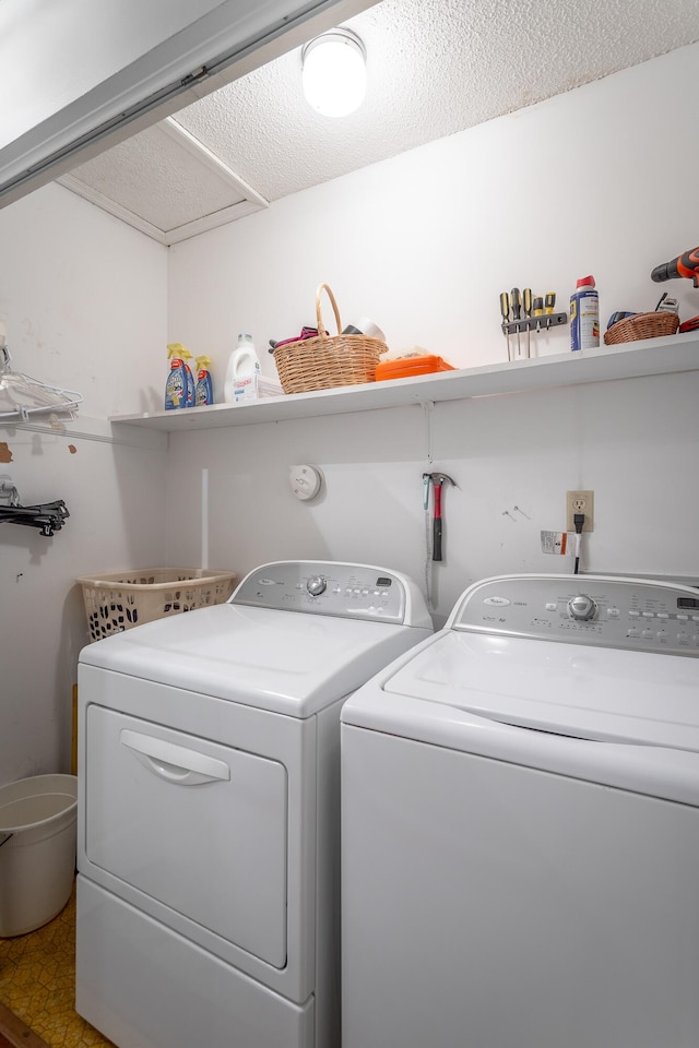 laundry area featuring a textured ceiling and independent washer and dryer