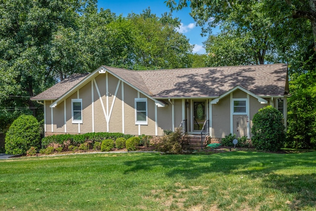 view of front of property featuring a front yard