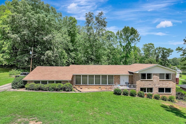 view of front facade with a front lawn