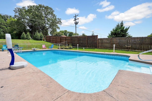 view of swimming pool featuring a yard