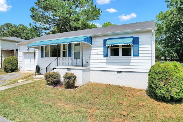 ranch-style house featuring a front lawn and covered porch