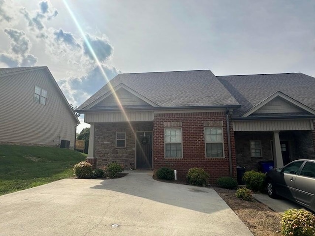 view of front of property featuring a front yard