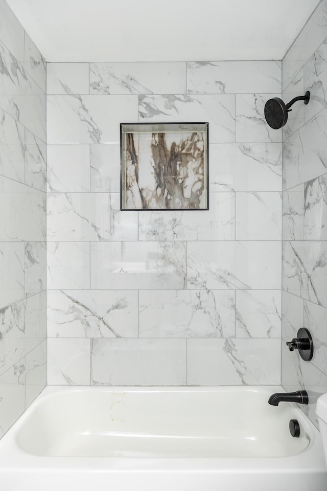 bathroom featuring tiled shower / bath combo