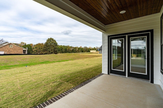 view of yard with a patio area