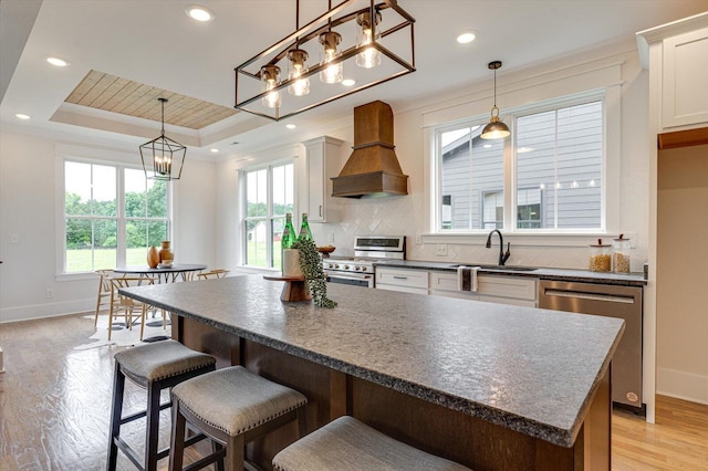 105 Arthur Ln, Cleveland, TN 37312 - kitchen with appliances with stainless steel finishes, a sink, dark countertops, light wood finished floors, and baseboards