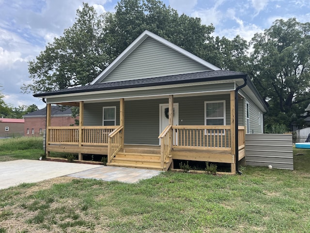 view of front facade featuring a front lawn and covered porch