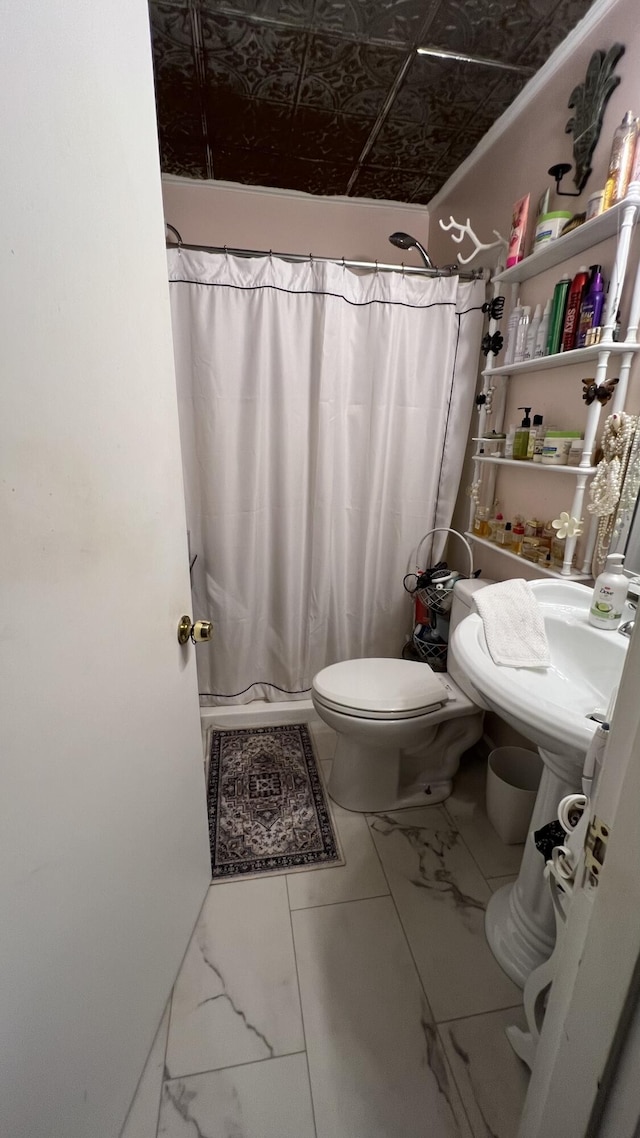 bathroom featuring shower / tub combo with curtain and toilet